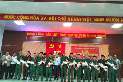 Phường Phổ Vinh tổ chức lễ tiễn đưa thanh niên lên đường  nhập ngũ năm 2025